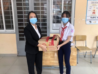 Trao tặng thiết bị học trực tuyến cho học sinh có hoàn cảnh khó khăn NH 2021-2022