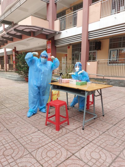 Trường THCS Nguyễn Thị Minh Khai tổ chức xét nghiệm, tầm soát Covid-19 (test nhanh) cho giáo viên và học sinh khối lớp 9 chuẩn bị trở lại trường học tập trong trạng thái bình thường mới