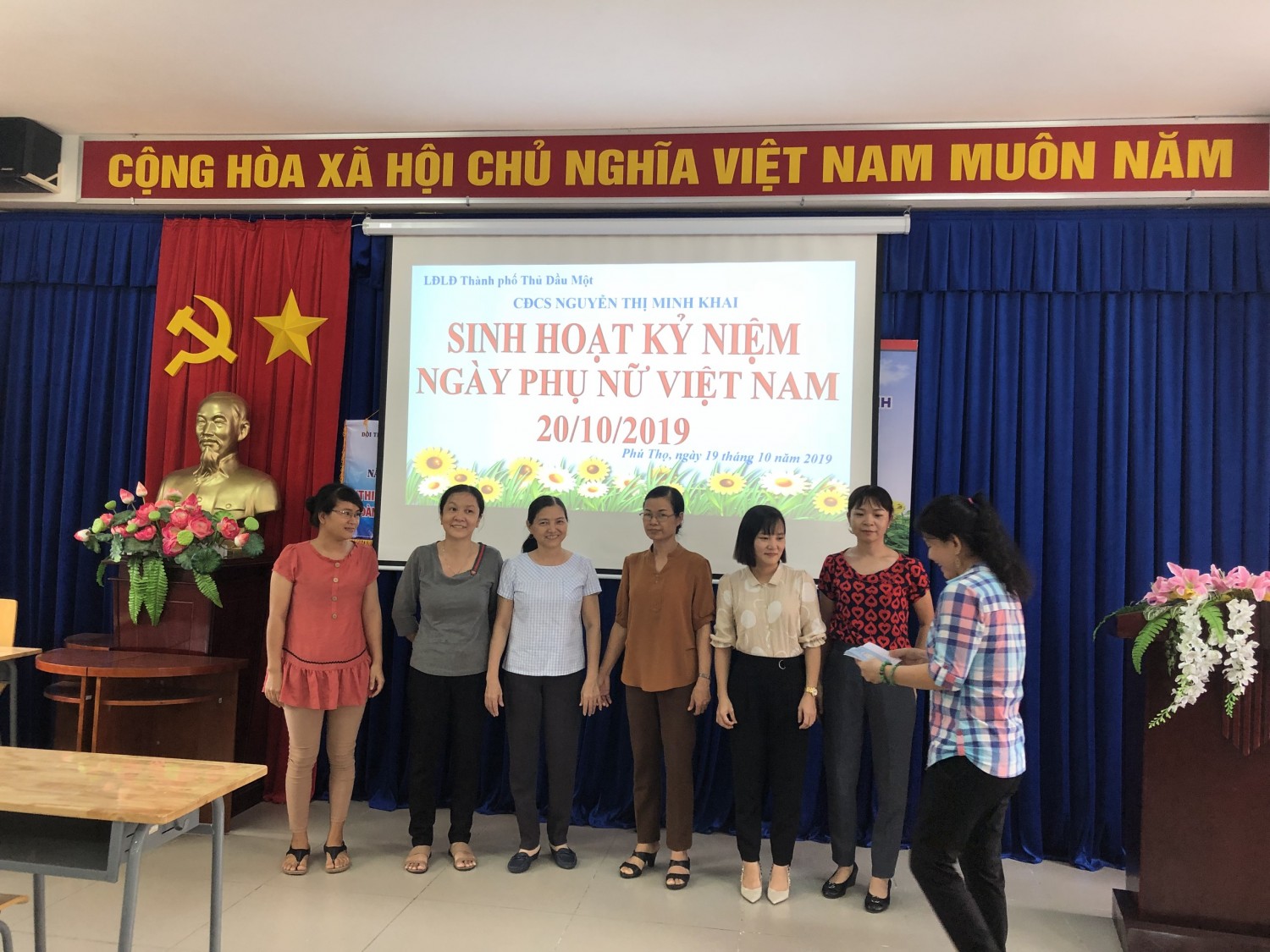sinh hoạt kỉ niệm ngày Phụ Nữ Việt Nam 20/10