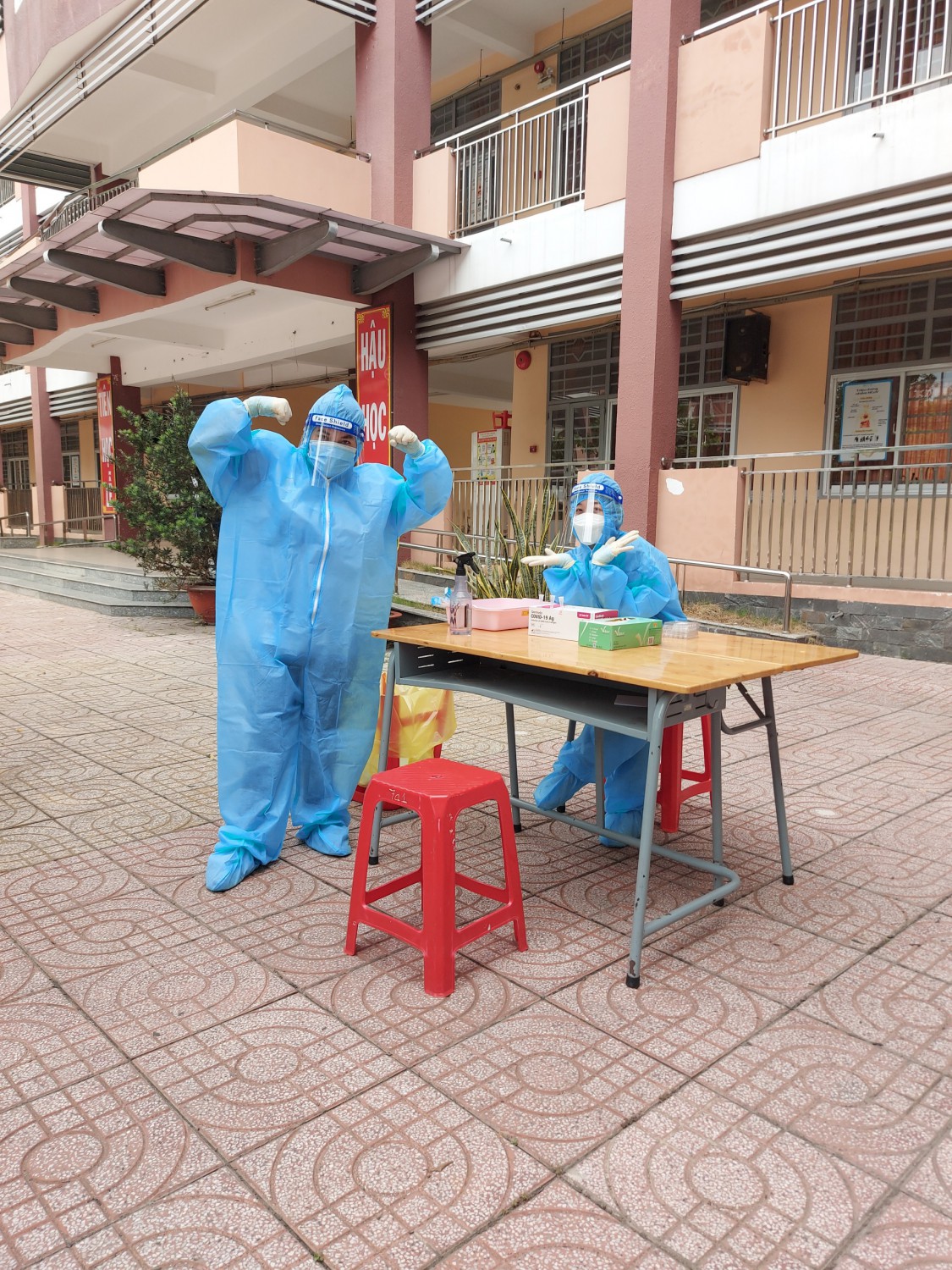 Trường THCS Nguyễn Thị Minh Khai tổ chức xét nghiệm, tầm soát Covid-19 (test nhanh) cho giáo viên và học sinh khối lớp 9 chuẩn bị trở lại trường học tập trong trạng thái bình thường mới