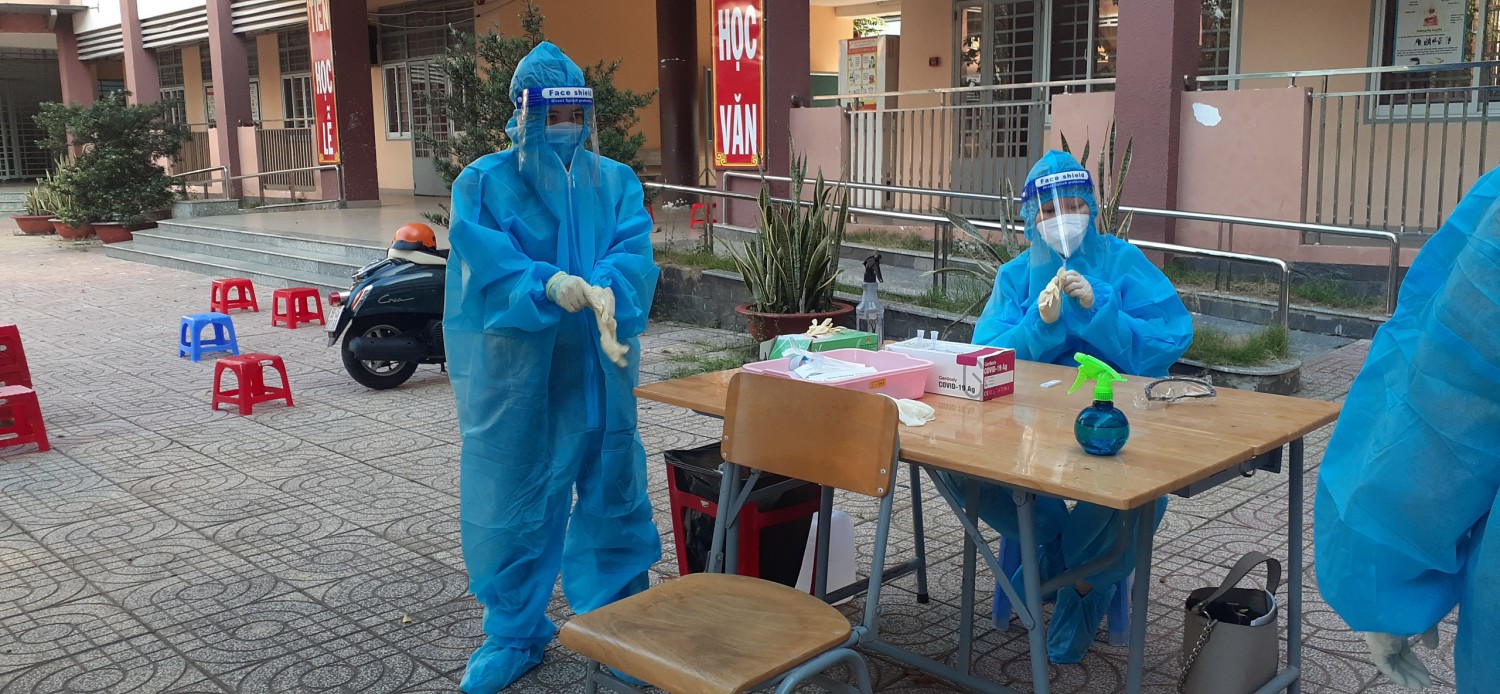 Trường THCS Nguyễn Thị Minh Khai tổ chức xét nghiệm, tầm soát Covid-19 (test nhanh) cho giáo viên và học sinh khối lớp 7,8 chuẩn bị trở lại trường học tập trong trạng thái bình thường mới