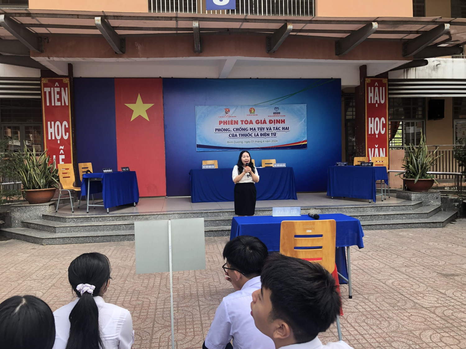 Phiên tòa giả định phòng, chồng ma túy và tác hại của thuốc lạ điện tử